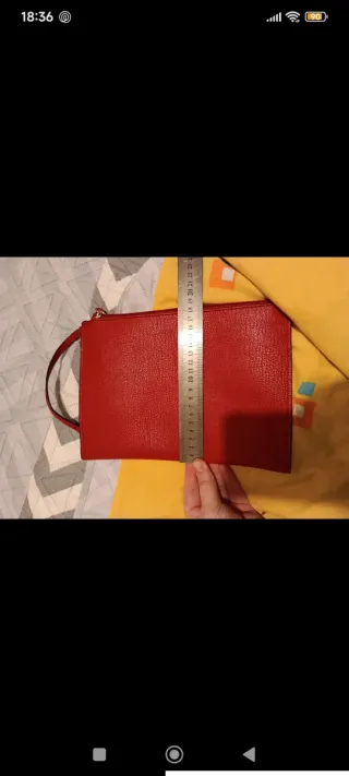 Bolso de mano rojo