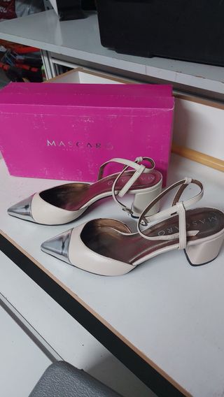 Zapatos de tacón Mascaró beige y plata