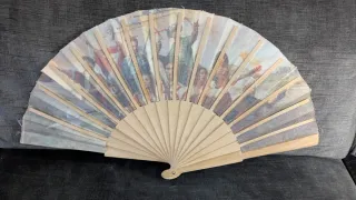 Abanico de tela con escena histórica