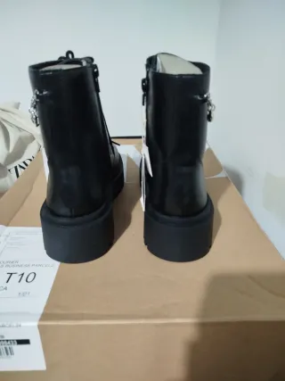 Botas con cordones en su frontal y detalle charms