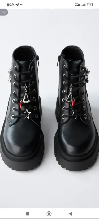 Botas con cordones en su frontal y detalle charms