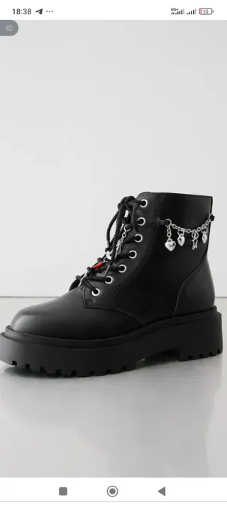 Botas con cordones en su frontal y detalle charms