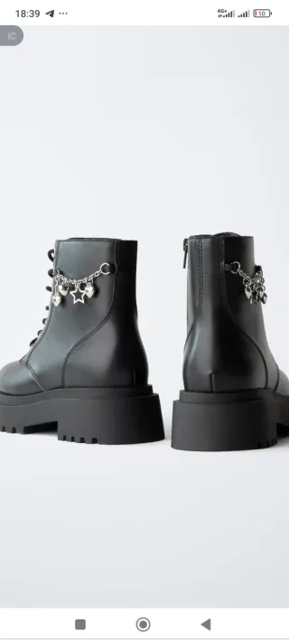 Botas con cordones en su frontal y detalle charms