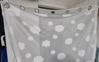 Cortina blanca con nubes