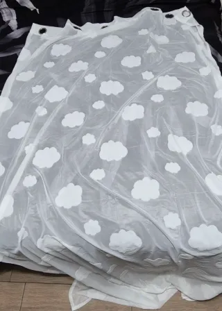 Cortina blanca con nubes