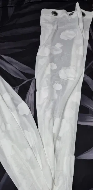 Cortina blanca con nubes