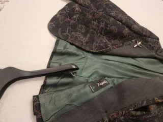 Chaqueta negra estampada sin estrenar