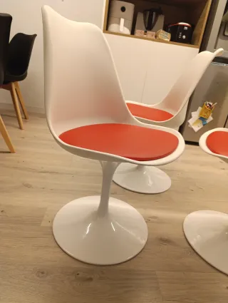 Sillas giratorias blancas y rojas