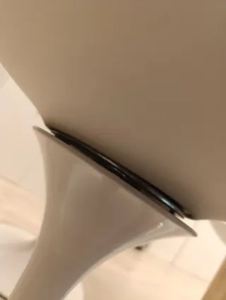 Sillas giratorias blancas y rojas