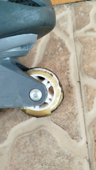 Patines en línea naranja y negro