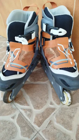 Patines en línea naranja y negro