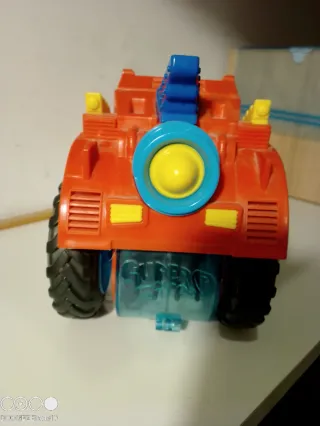 Coche Superthings con figuras