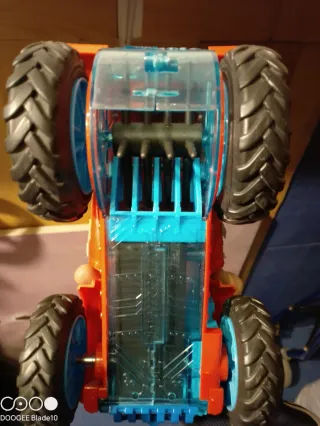 Coche Superthings con figuras