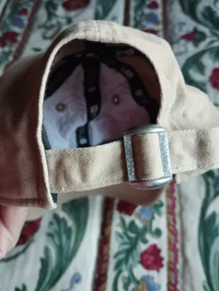 Gorra beige con palomitas