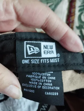 Gorra beige con palomitas