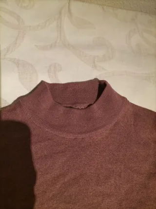 Jersey de cuello Perkins punto fino.