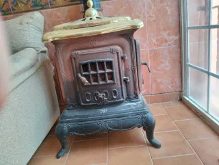 Estufa Hierro Fundido Antigua Negra y Dorada