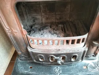 Estufa Hierro Fundido Antigua Negra y Dorada