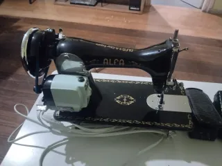 Máquina de coser Alfa negra