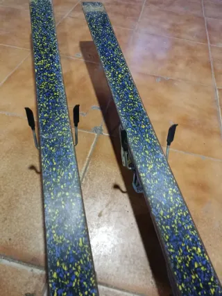 Esquís con diseño moteado