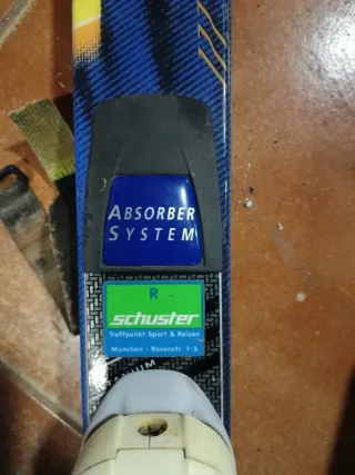 Esquís con diseño moteado