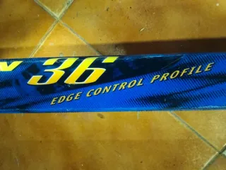 Esquís con diseño moteado