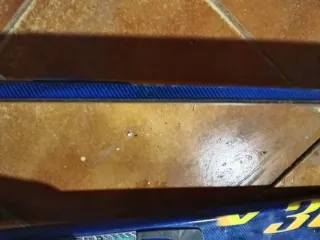 Esquís con diseño moteado