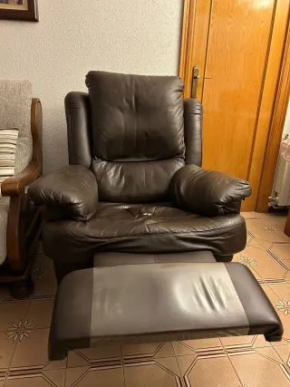 Sillón reclinable de piel marrón