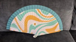 Abanico con diseño psicodélico y smiley