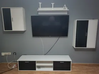 Mueble de salón blanco y gris