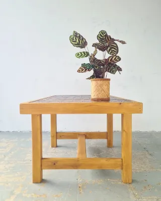 Mesa auxiliar de cerámica y pino. Francia, 60s.