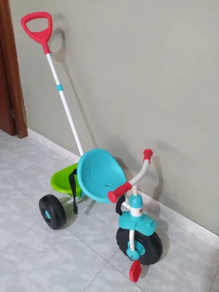 Triciclo infantil con manillar