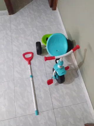 Triciclo infantil con manillar