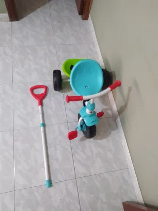 Triciclo infantil con manillar