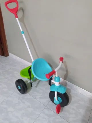 Triciclo infantil con manillar