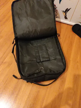 Mochila portátil negra versátil