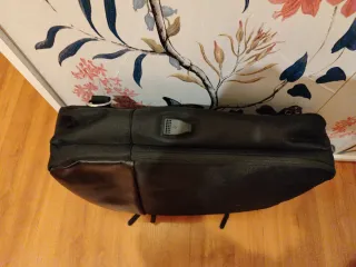 Mochila portátil negra versátil