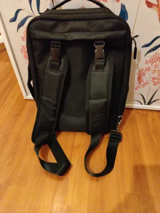 Mochila portátil negra versátil