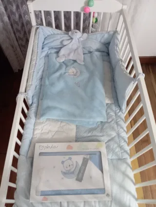 Cuna de bebé blanca con ruedas