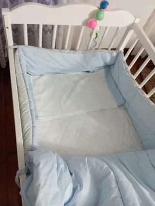 Cuna de bebé blanca con ruedas