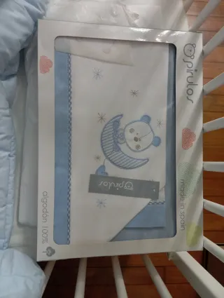 Cuna de bebé blanca con ruedas