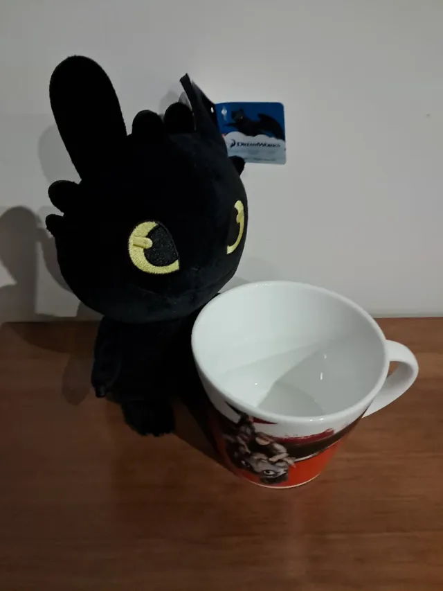 Set de regalo taza y peluche de Chimuelo. Nuevo.