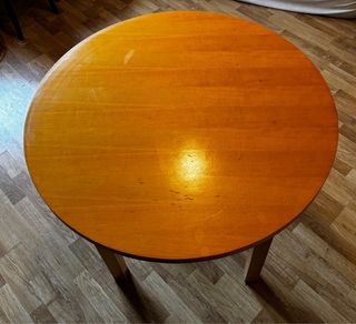 Mesa redonda de madera