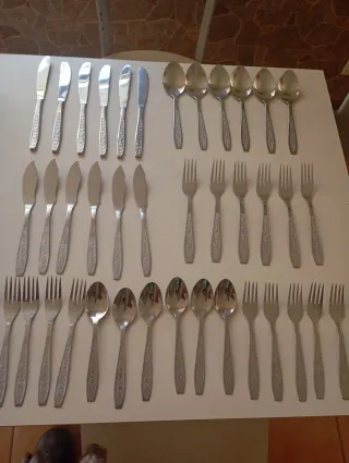 Conjunto de talheres de metal prateado