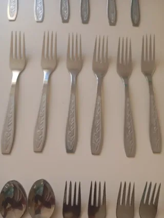 Conjunto de talheres de metal prateado