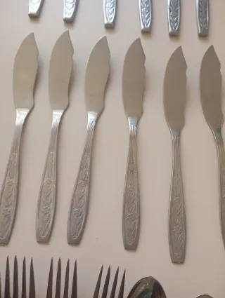 Conjunto de talheres de metal prateado