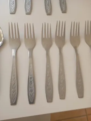 Conjunto de talheres de metal prateado