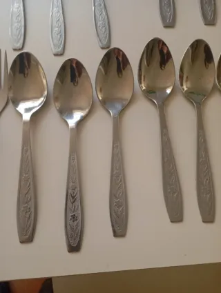 Conjunto de talheres de metal prateado