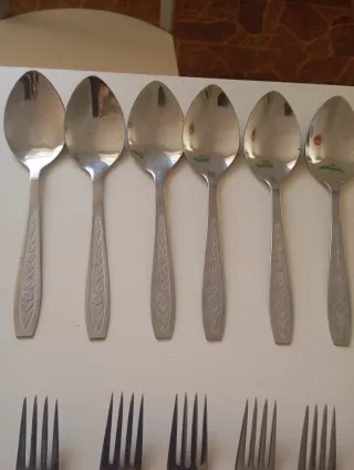 Conjunto de talheres de metal prateado