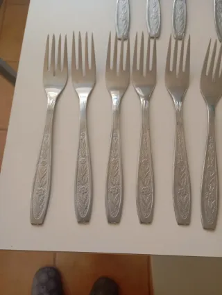 Conjunto de talheres de metal prateado